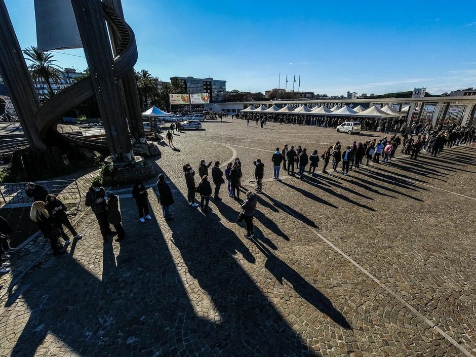 Red za vakcinu u Napulju