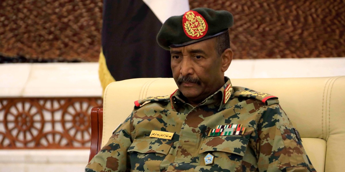 Lider tymczasowej rady Sudanu, generał porucznik Abdel Fattah Abdelrahman Burhan, po zaprzysiężeniu na szefa nowo utworzonej tymczasowej rady w pałacu prezydenckim w Chartumie, stolicy kraju