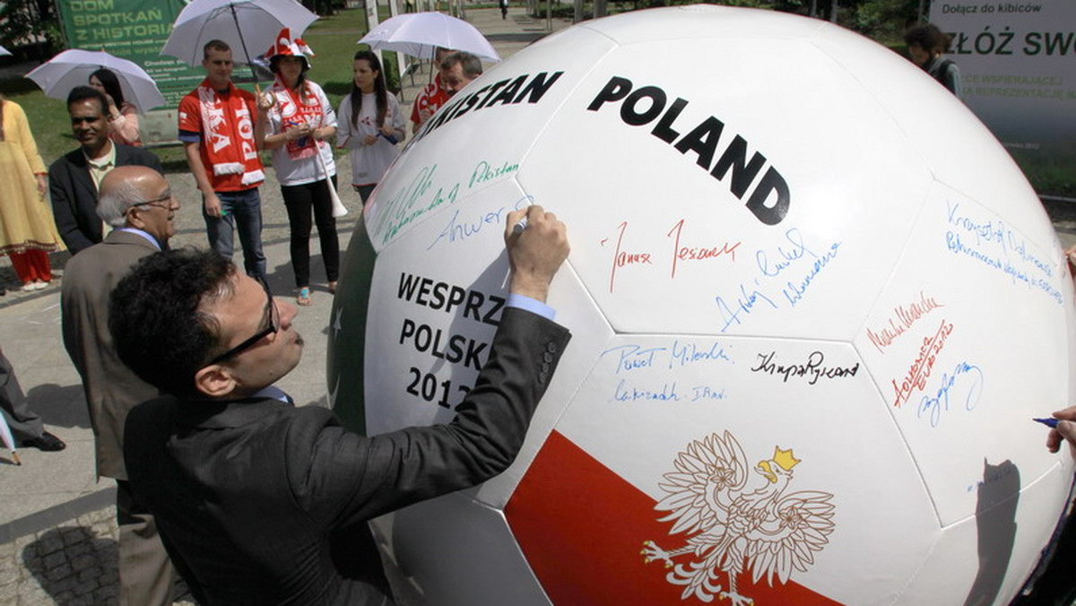 W poniedziałek, 14 maja rozpoczęła się Kampania Podpisów Piłka 2012. Na skwerze im. ks. Jana Twardowskiego przy Krakowskim Przedmieściu w Warszawie stanęła gigantyczna piłka, na której przez dwa tygodnie wszyscy kibice będą mogli złożyć swój podpis, wspierając tym samym drużynę narodową.