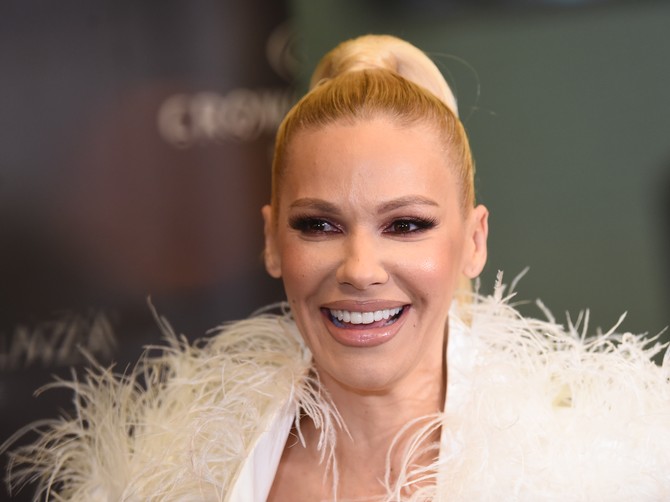 Nataša Bekvalac nosi belu haljinu u kojoj je pre 25 godina zakoračila na muzičku scenu