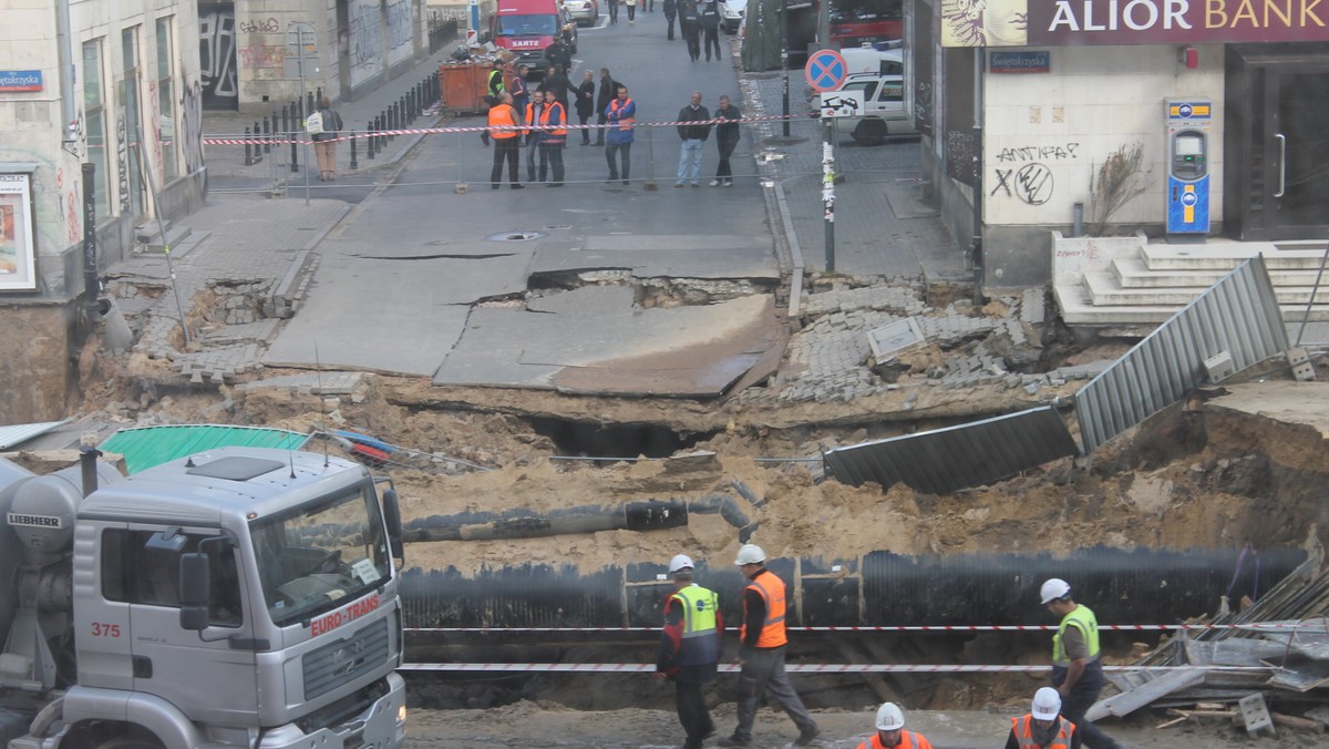 Pracownicy mogą wrócić do budynku biurowego przy ul. Świętokrzyskiej w Warszawie ewakuowanego w związku z osunięciem jezdni; wciąż nie wszyscy mogą wrócić do budynku mieszkalnego - poinformowała dzisiaj prezydent Warszawy Hanna Gronkiewicz-Waltz.