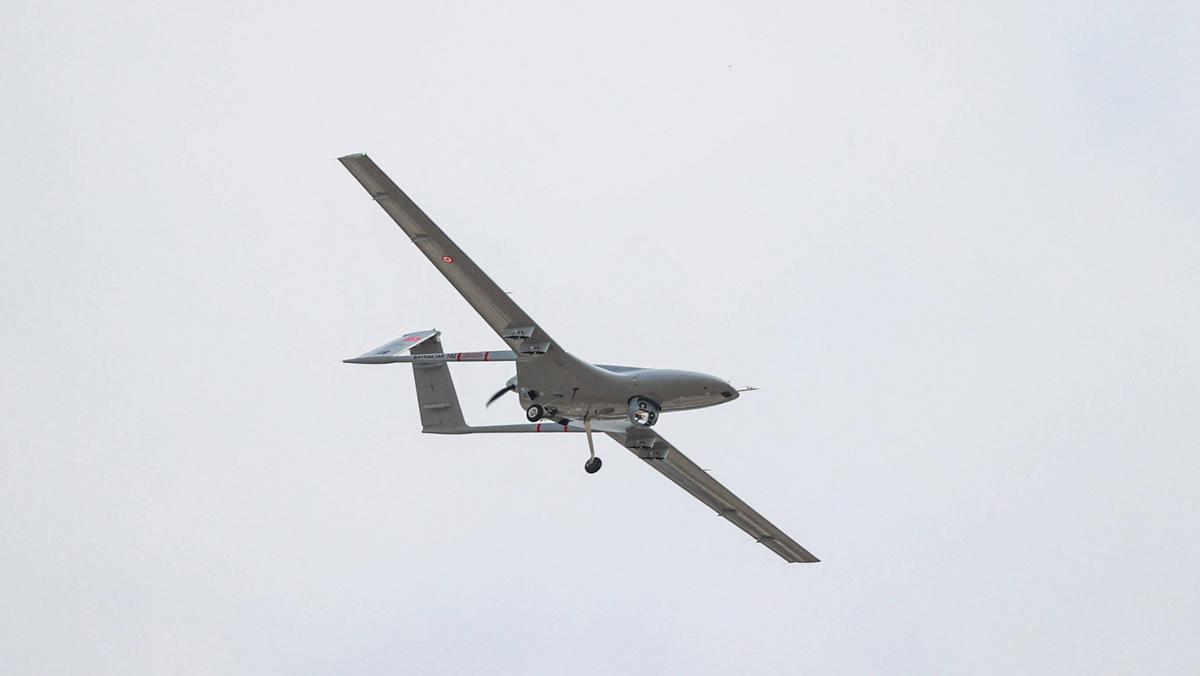 Dron Bayraktar TB2, wykorzystywany przez siły ukraińskie w wojnie z Rosjanami. Turcja, 21 września 2021 r.