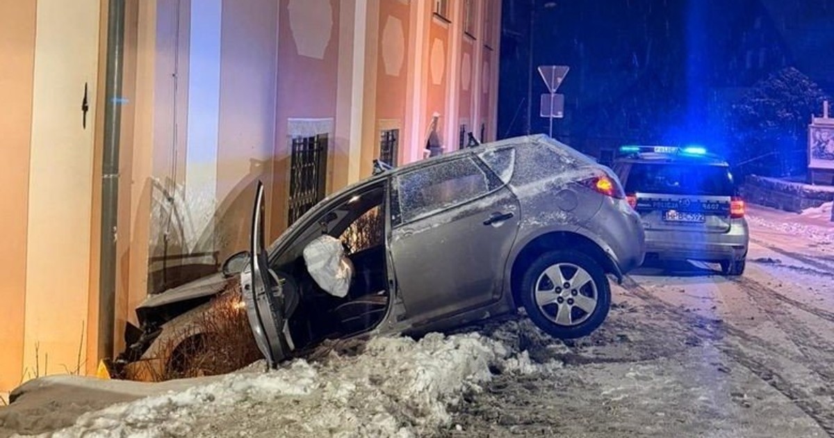Dramatyczne rozpoczęcie sylwestra. Młody kierowca wjechał w budynek kościoła