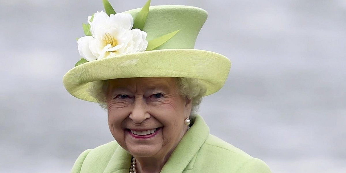 Brytyjska królowa oficjalnie zachowuje polityczną neutralność. W 2014 roku zdarzyło się, że zainterweniowała przed referendum w Szkocji w sprawie jej dalszego pozostawania częścią Wielkiej Brytanii. 