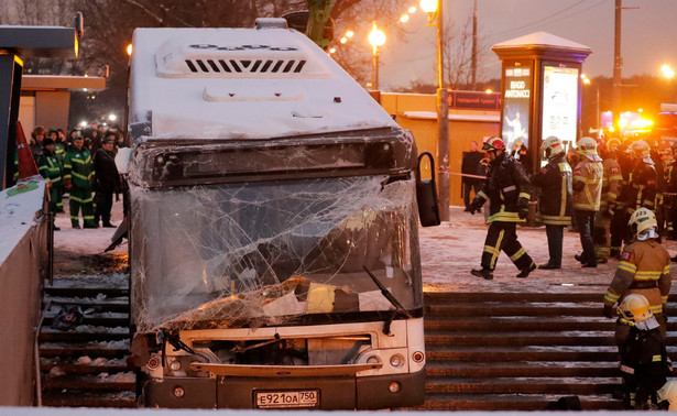 Autobus wpadł w Moskwie do przejścia podziemnego. "Wersja celowego wjechania w przechodniów jest całkowicie wykluczona"