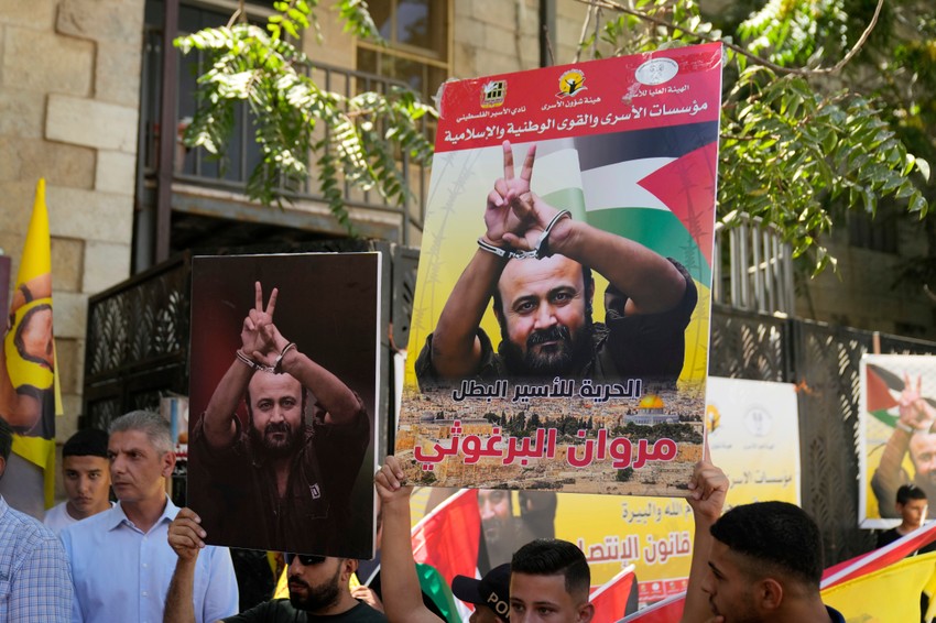 Pristalice popularnog palestinskog lidera Marvana Bargutija nose plakate sa njegovim slikama tokom protesta u Ramali na Zapadnoj obali