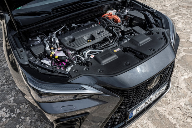 Lexus NX 450h+ to japońska hybryda plug-in