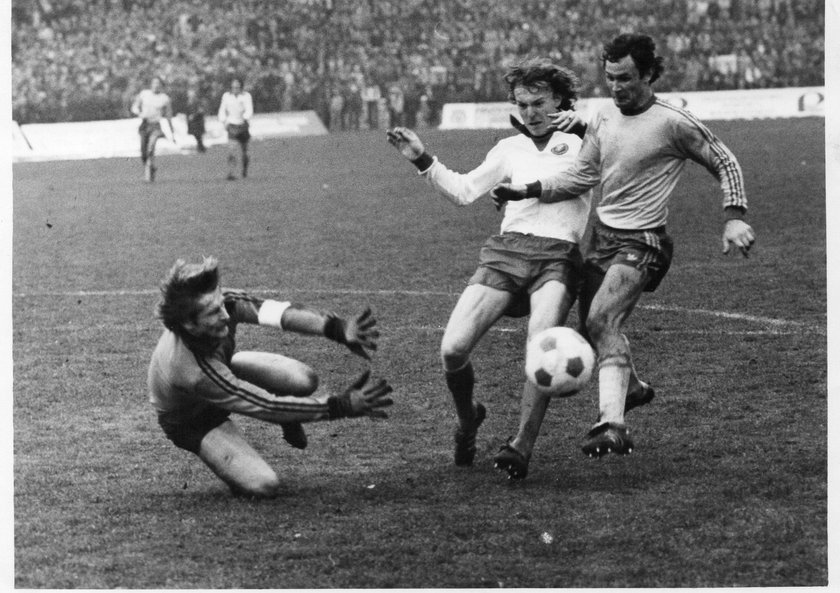 Burzyński grał m.in. w Widzewie. Tu broni w meczu z Arką 5 grudnia 1976 roku. Strzela Andrzej Dybicz, próbuje mu przeszkodzić Zbigniew Boniek.