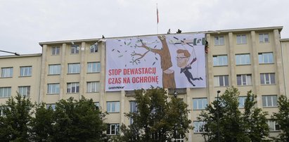 Aktywiści Greenpeace protestowali w Warszawie. Weszli na gmach MŚ!