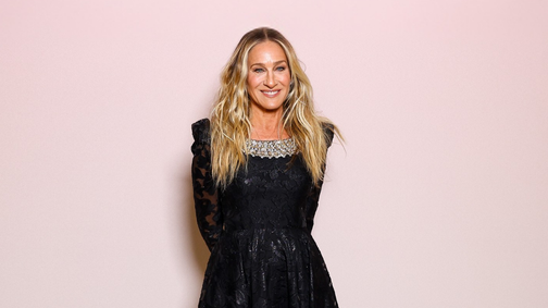 A 60 éves Sarah Jessica Parker élete leglátványosabb ruhájában tündökölt a vörös szőnyegen