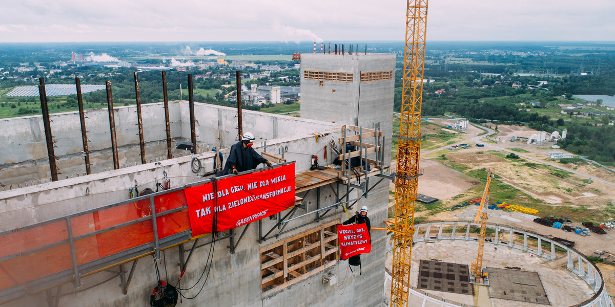 Aktywiści Greenpeace w proteście przeciwko budowie nowej elektrowni w Ostrołęce wspięli się na jedną z wież