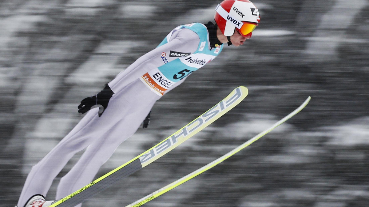 Kamil Stoch oddał świetny skok (134 m) i był trzeci na pierwszym treningu przed piątkowym inauguracyjnym konkursem Turnieju Czterch Skoczni w niemieckim Oberstdorfie (HS-137). Pech spotkał Thomasa Morgensterna, który uzyskał zaledwie 82,5 m.