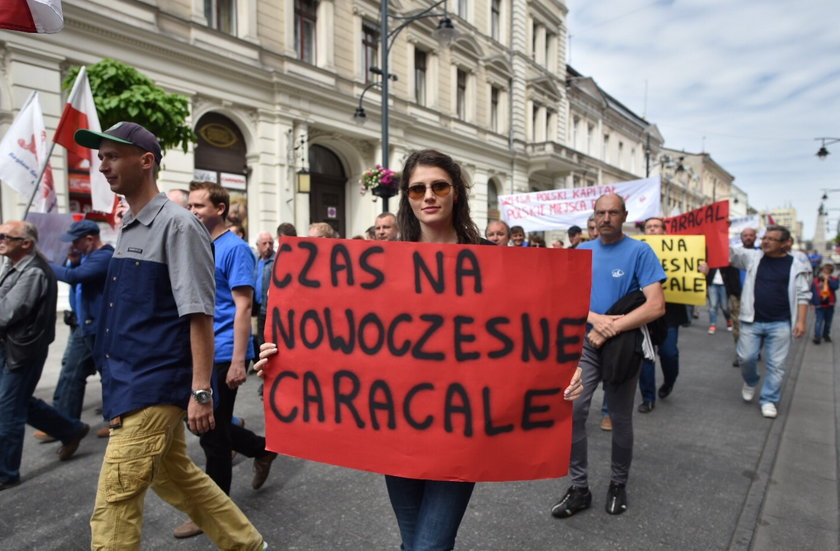 Pracownicy Wojskowych Zakładów Lotniczych manifestowali poparcie dla inwestycji Airbusa w Łodzi