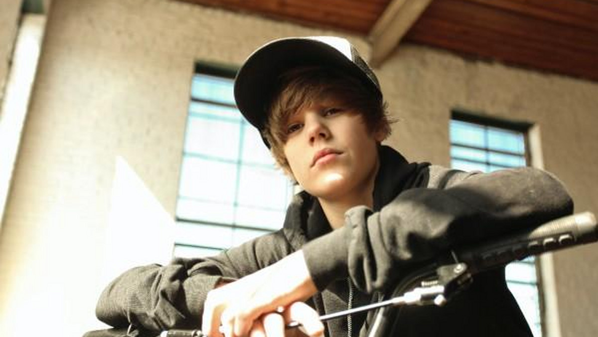 MTV ogłosiło, że Justin Bieber oraz organizacja Northen Island Youth Forum (NIYF), jako pierwsi w historii zostaną uhonorowani nagrodami MTV Voices Awards. Nagrody zostaną wręczone podczas MTV EMA's 2011. Ponadto Justin Bieber wraz z Davidem Guettą dołączą do grona artystów, którzy swoimi występami uświetnią tegoroczną galę.