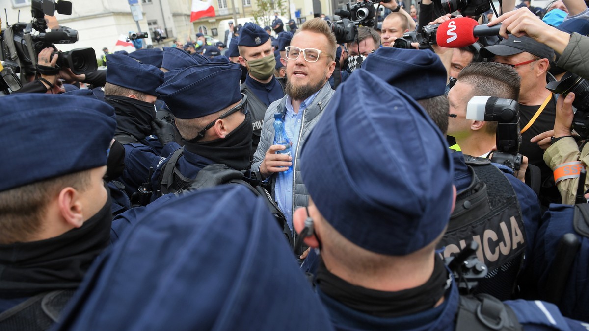 W czasie sobotniego protestu zatrzymano łącznie siedem osób, w tym inicjatora protestu Pawła Tanajno. Policja nałożyła siedem mandatów, skierowała 80 wniosków do sądu o ukaranie oraz 180 wniosków do inspekcji sanitarnej - poinformował rzecznik Komendy Stołecznej Policji nadkom. Sylwester Marczak.