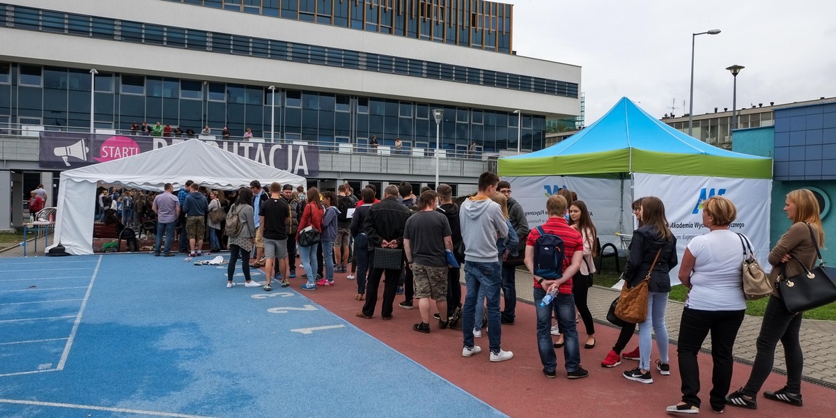 Koczowali pod AWF w Poznaniu, żeby zapisać się na studia