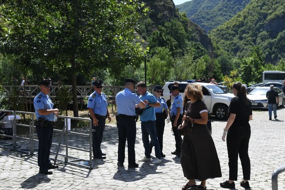 KREĆE NOVI UDAR NA SRPSKE SVETINJE NA KOSOVU Priština uvela nova pravila, vernici i SPC zabrinuti: "Uplašeni smo, ovo je novi pritisak"
