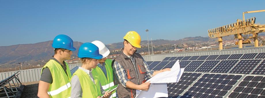 Firmy mogą instalować panele fotowoltaiczne pracujące na ich potrzeby na dachach biur i hal lub na niezabudowanych działkach