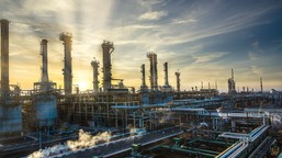 największa rafineria w kraju wstrzymuje prace. zakład w płomieniach po ataku drona