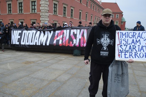 Manifestacja na Placu Zamkowym przeciwko przymowania islamskich uchodzcow do Polski