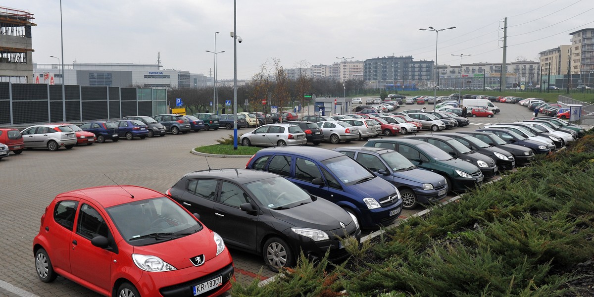 Złodzieje mają nowy sposób. Jeśli zobaczysz nietypowy przedmiot za wycieraczką, nie wysiadaj z auta!