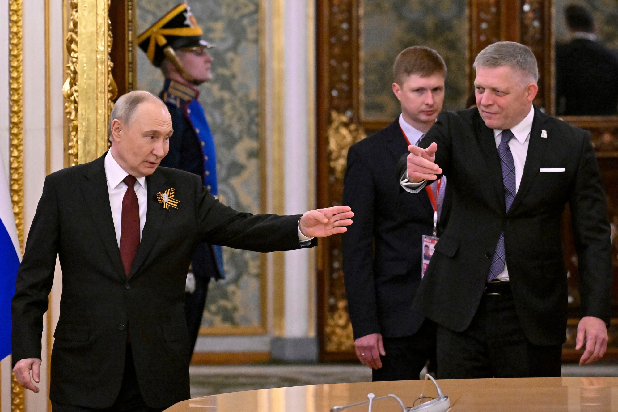 Ruský prezident Vladimir Putin (vľavo) a premiér SR Robert Fico (Smer-SD).