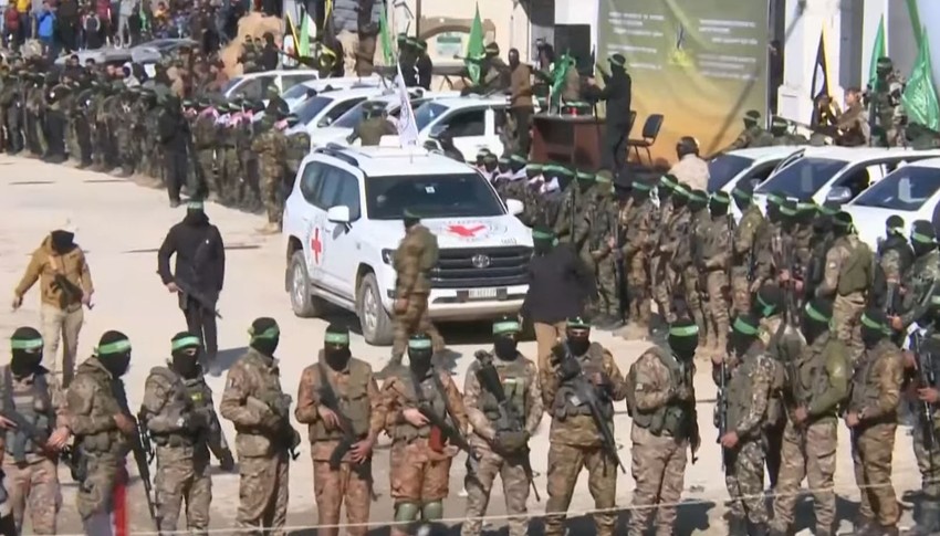 Vozilo Crvenog krsta probilo se kroz masu u Gazi kako bi preuzelo taoce