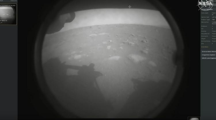 A NASA TV által közreadott, a Perseverance marsjáró által készített kép, miután landolt a Mars Jezero nevű kráterében 2021. február 18-án