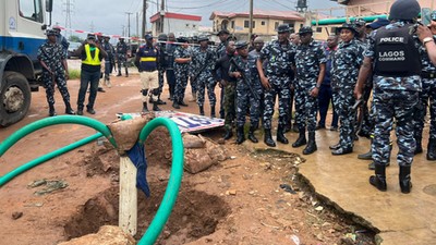 Oil thieves abscond as police storm NNPC pipeline site in Lagos. [Twitter | BenHundeyin]