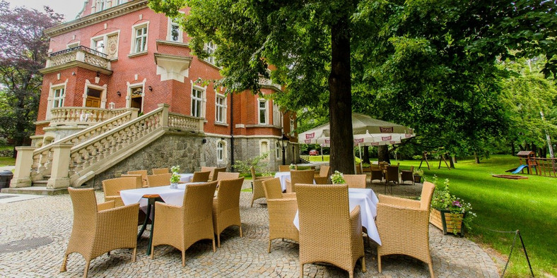 Hotel Dębowy otacza piękny park z placem zabaw dla najmłodszych