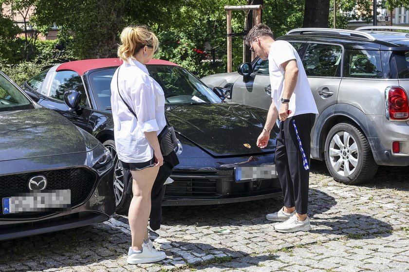 Prezenter upewnia się, że maska będzie porządnie zamknięta.