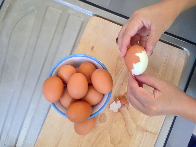 Od dawna wiadomo, że skorupki jaj są świetnym naturalnym środkiem czyszczącym