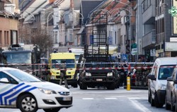 Uzbrojeni mężczyźni poddali się. Co z zakładnikiem i jednym napastnikiem? WIDEO