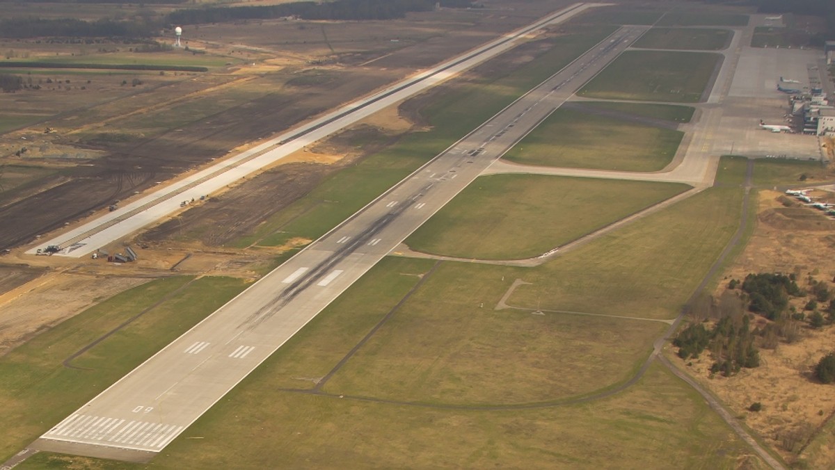 Na pyrzowickim lotnisku układana jest ostatnia, betonowa warstwa konstrukcyjna przyszłej drogi startowej. Nowa infrastruktura będzie gotowa we wrześniu, a pierwszy samolot skorzysta z niej wiosną 2015 roku.