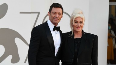 Hugh Jackman i jego żona na czerwonym dywanie. Jest od niego o 13 lat starsza