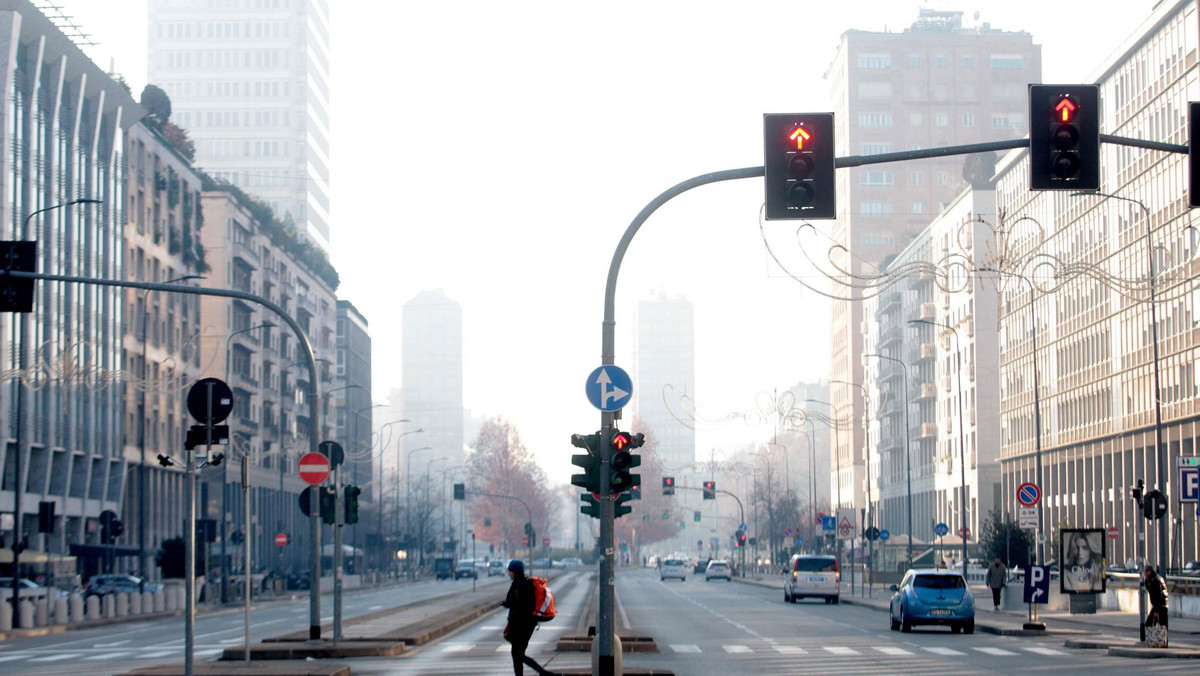 Włoski rząd przedstawił dziś narodowy plan walki ze smogiem. W kolejnym dniu rekordowo wysokiego poziomu zanieczyszczenia powietrza w wielu miastach w ministerstwie ochrony środowiska w Rzymie odbyła się narada z udziałem delegatów regionów i gmin.