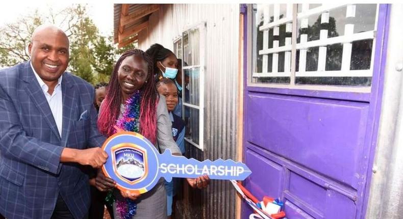 Prof. Gicharu handing house to Milly Nafula Photo/Jared Nyataya NMG