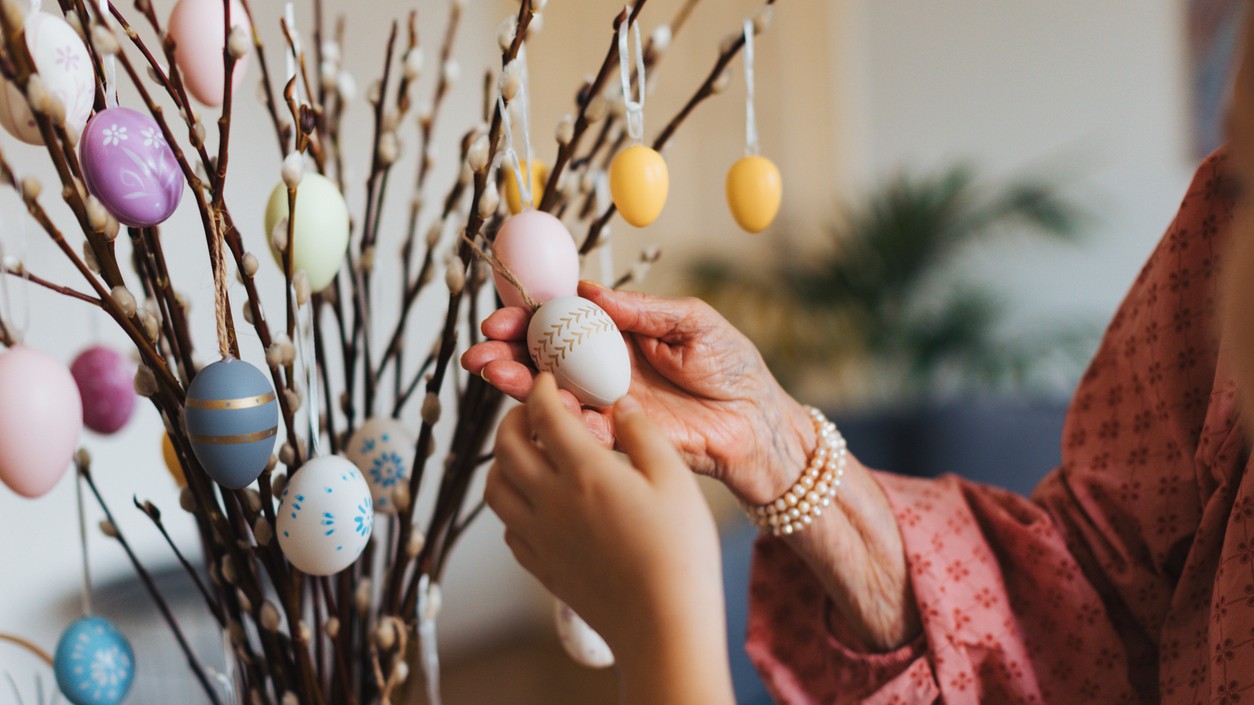 Veľká noc je prepletená kresťanskými obradmi aj pohanskými zvykmi, no viete, čo symbolizuje biela sobota, prečo utíchajú zvony a koľko prútov má mať poriadny korbáč?