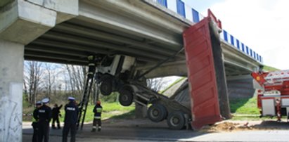 Jeszcze chwila i wywrotka odjechałaby z mostem