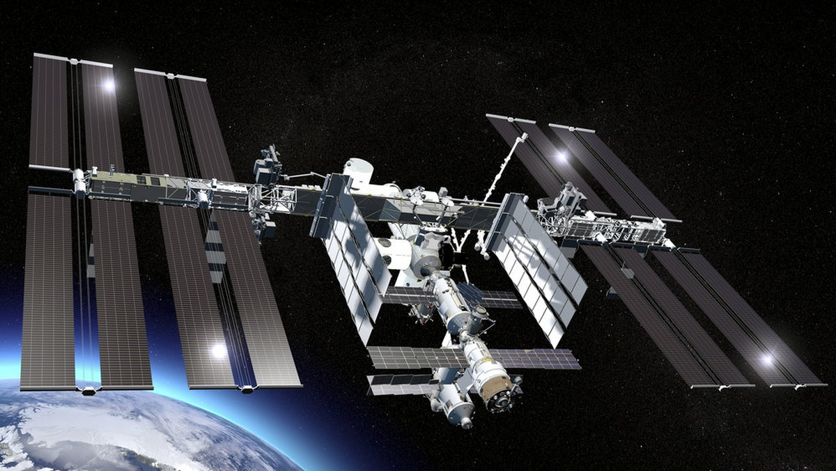 Czy kosmici przelatują obok ISS, by nadzorować poczynania ludzi? Choć brzmi to nieprawdopodobnie, w internecie roi się od teorii spiskowych. A wszystko za sprawą nagrań dostarczanych od czasu do czasu przez NASA. Na najnowszym, czerwcowym, widać biało-różowy obiekt krążący wokół stacji.