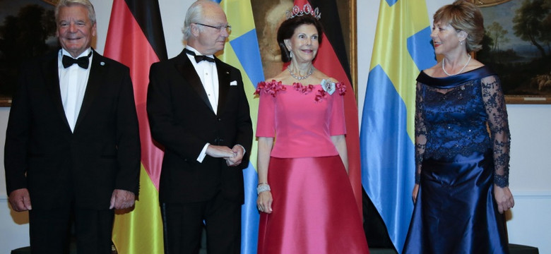 16 lat mniej w metryce nie pomogło. Pierwsza dama Niemiec przy królowej Szwecji wyglądała ubogo. FOTO