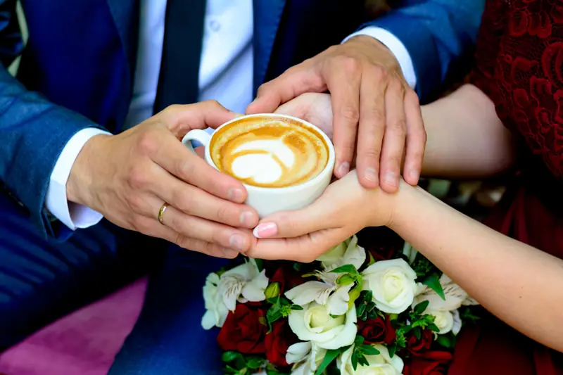 Barista na weselu to prawdziwy skarb! / Getty Images