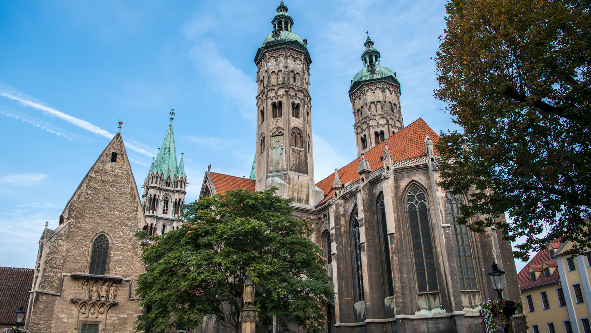 Katedra Świętych Apostołów Piotra i Pawła w Naumburgu (niem. Naumburger Dom St. Peter und St. Paul) to niemiecka katedra wpisana w 2018 roku na listę UNESCO, obejmującą ochroną miejsca o szczególnej wartości historycznej i kulturowej. Katedra w Naumburgu poza funkcją sakralną pełni również rolę miejsca spotkań kulturalnych oraz ośrodka turystycznego.