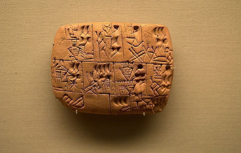 Tabliczka z pismem klinowym datowana na 3100–3000 p.n.e. przedstawiająca przyznawanie racji piwnych. Znak piwa to trójkąt skierowany do dołu, fot. Jim Kuhn, na licencji Creative Commons Uznanie autorstwa 2.0