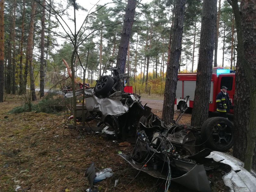 Horror na drodze. Zginął 20-latek. Z auta została miazga