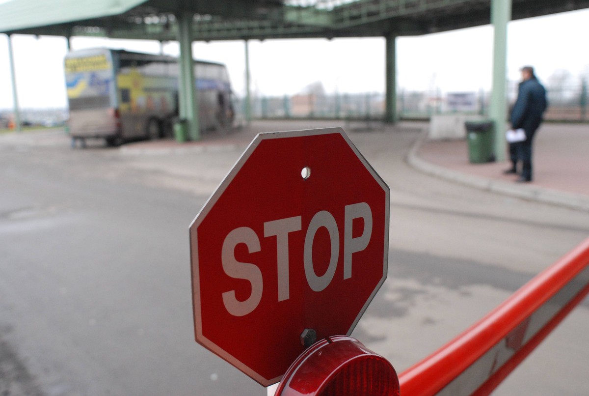 12.12.2007 MEDYKA GRANICA POLSKO - UKRAINSKA PRZED WEJSCIEM DO STREFY SCHENGEN , SZLABAN , ZNAK STOP , WJAZD NA POLSKA STRONE FOT. FRANCISZEK MAZUR / AGENCJA GAZETA