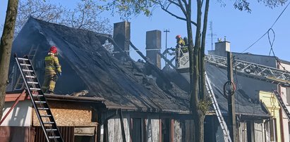 Pożar drewniaka w Pabianicach. Płomienie strzelały w niebo, a w środku mogli być ludzie...