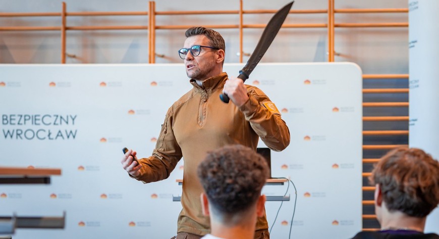 Uczniowie przeszli przez realistyczne symulacje i scenariusze kryzysowe. Od reakcji na intruza, przez alarm dronowy, po udzielanie pierwszej pomocy. 