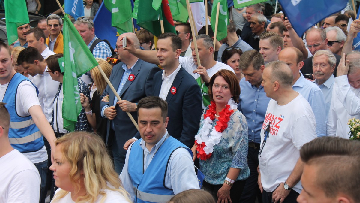 Przedstawiciele rządu i PiS ocenili, że wczorajszy zorganizowany przez PO w Warszawie "Marsz Wolności" był klapą i frekwencyjną porażką. Przedstawiciele opozycji określali sobotnią manifestację, jako "sukces organizacyjny" i wyrażali wątpliwości co do policyjnych dane o frekwencji.