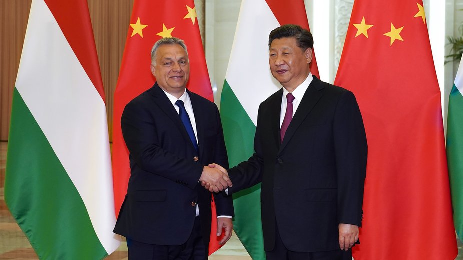 Premier Węgier Viktor Orban i prezydent Chin Xi Jinping podczas spotkania w Pekinie